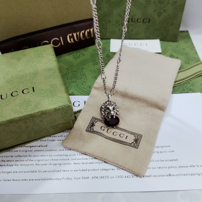G*u*i necklaces